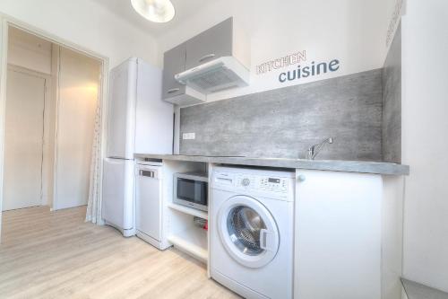 - une cuisine avec lave-linge et sèche-linge dans la chambre dans l'établissement IMMOGROOM - Appartment - 1min from the beach - Wifi, à Cannes
