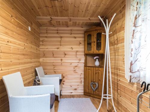 アカスロンポロにあるHoliday Home Tunturipöllö - huoneisto 902 by Interhomeの木造の部屋(椅子2脚、キャビネット付)