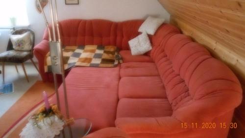 a red leather couch in a living room at Vermiete sehr schönes Apartment in Dankerode im Harz in Dankerode