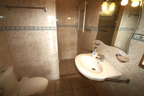 ミアミ・プラトーヤにあるCasa Beckerのバスルーム(洗面台、トイレ、鏡付)
