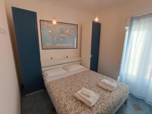 - une chambre avec un lit et 2 serviettes dans l'établissement Santa Lucia al Mare, à Siculiana