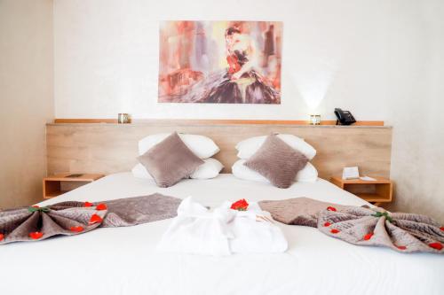 Krevet ili kreveti u jedinici u okviru objekta Mabrouk Hotel and Suites- Adult only