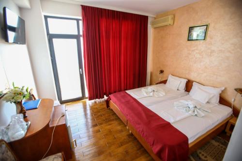 سرير أو أسرّة في غرفة في Vila Panoramic