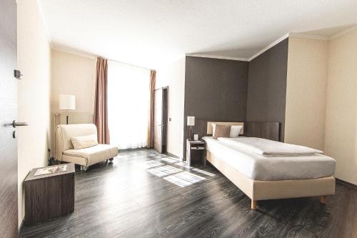 Un pat sau paturi într-o cameră la Best Western Hotel Schmoeker-Hof