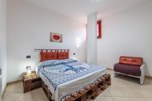 1 dormitorio con 1 cama grande y 1 silla en Villa Sunshine, en Capitana