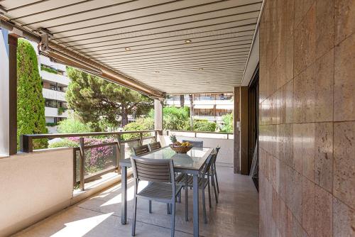 un patio avec une table et des chaises sur un balcon dans l'établissement gray 3a2, à Cannes