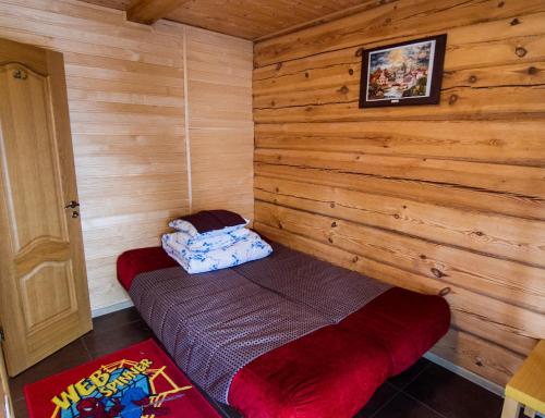 una piccola camera con un letto in una cabina di Liūto kalnas a Trakai