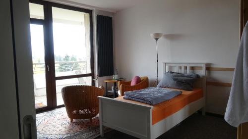 Imagen de la galería de Guestroom with wide view and pool near city side, 2nd guest with extra bed possible, en Frankfurt