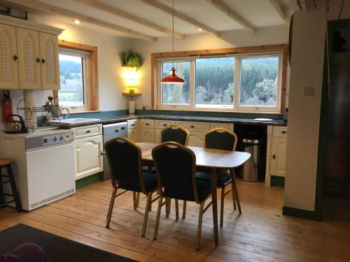 Kuchyň nebo kuchyňský kout v ubytování Beautiful Highland 1-Bed Cottage
