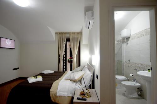 een slaapkamer met een bed, een toilet en een wastafel bij Montesantogroup Apartments in Napels