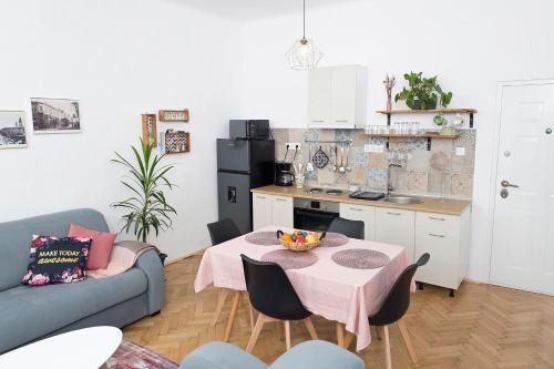 a living room with a table and a kitchen at Spiegel Center in Oradea