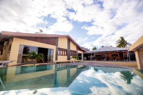 een zwembad voor een gebouw bij Viana Palace Hotel in Juazeiro do Norte
