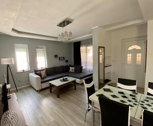 un soggiorno con divano e tavolo di Migato Apartments a Gevgelija