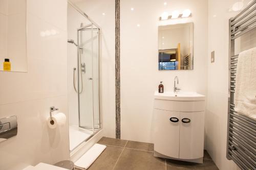 Koupelna v ubytování Urban Living's ~ King Edward Luxury Apartments in the heart of Windsor
