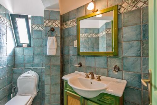 スタロスにあるVilla Panos in Stalosのバスルーム(洗面台、トイレ、鏡付)