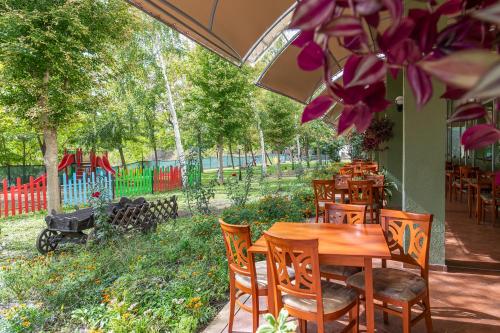 Taman di luar Ivana Palace Hotel - Free Parking