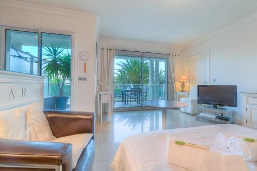 Upstays - Sea view - Terrace- Swimming-Pool 1