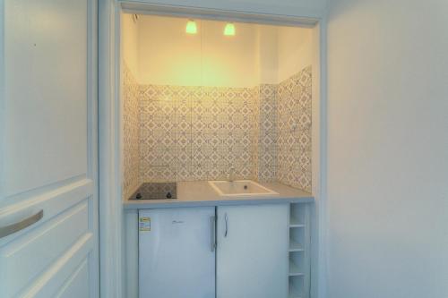 La salle de bains est pourvue d'un lavabo et d'un comptoir. dans l'établissement IMMOGROOM - Studio - Sea view next to the Palais - CONGRESSBEACHES, à Cannes