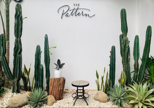 a room with cacti and a table in front of a wall at White Ivory Bed And Breakfast in Bangkok