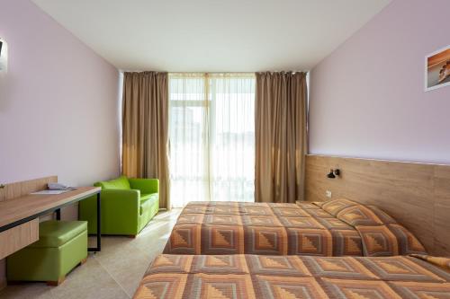 Katil atau katil-katil dalam bilik di Ivana Palace Hotel - Free Parking