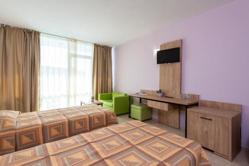 Katil atau katil-katil dalam bilik di Ivana Palace Hotel - Free Parking
