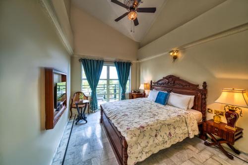 - une chambre avec un grand lit et une fenêtre dans l'établissement Clarks Exotica Island House, Portblair, à Port Blair