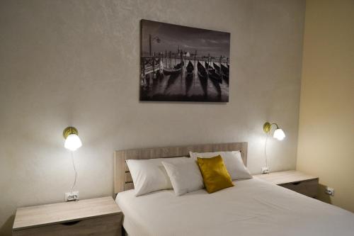 um quarto com uma cama com dois candeeiros em Aquamarine apartments Lviv em Lviv