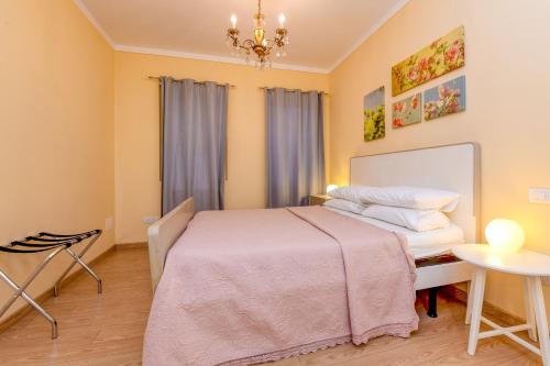 1 dormitorio con 1 cama y 1 mesa en Colleincanto Appartamento Lina, en Gavardo