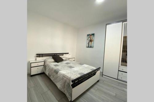 Habitación blanca con cama y ventana en CAL PINTABOTES - Apartamento nuevo en Camarasa, en Camarasa