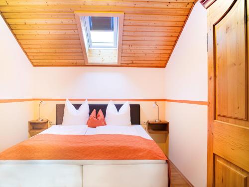巴特法伊爾恩巴赫的住宿－Landgasthof Aumanwirt，一间卧室设有一张木天花板床。