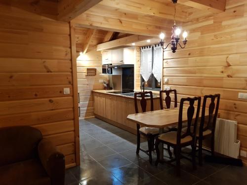 une cuisine avec une table et des chaises dans une pièce dans l'établissement Refuges des Hauts, à Bussang