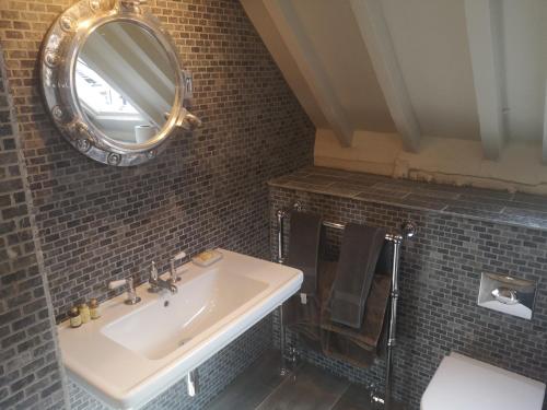 a bathroom with a sink and a mirror at The Queen's Head in Hawkedon