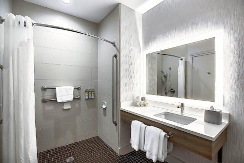 Bilik mandi di Holiday Inn Express Airport Calgary by IHG