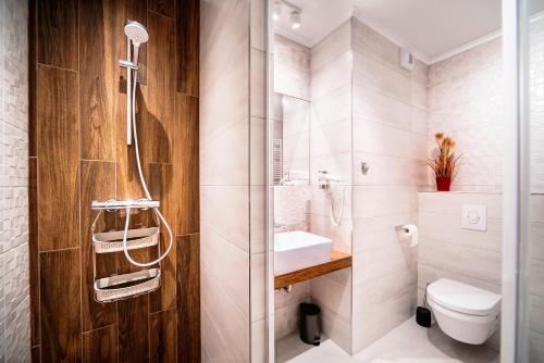 a bathroom with a shower and a toilet and a sink at EASY RENT- Aperta ART Centrum, Basen & SPA, Free Parking 24h Check-in in Lublin