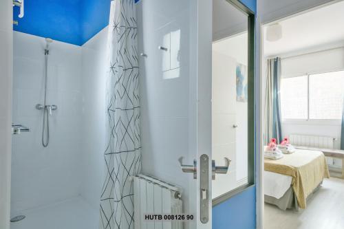 baño con ducha y puerta de cristal en Alcam Rogent, en Barcelona