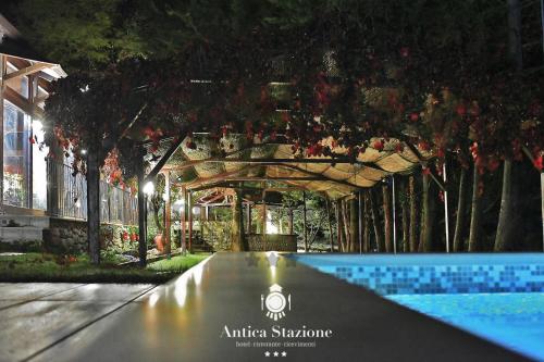 uma piscina exterior à noite com um edifício em Antica Stazione em Chiaramonte Gulfi
