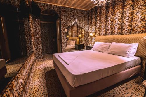 Een bed of bedden in een kamer bij Ruby Rooms Kifisia