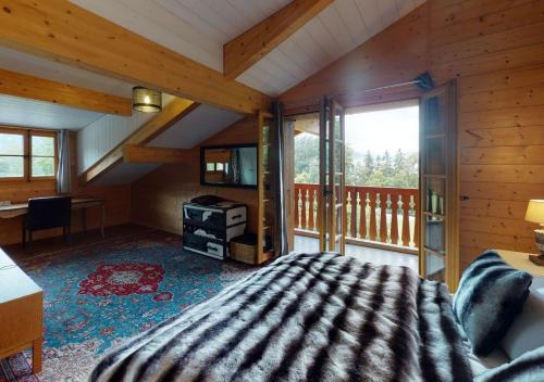 a bedroom with a bed and a balcony at Résidence Cantarella in Chesières