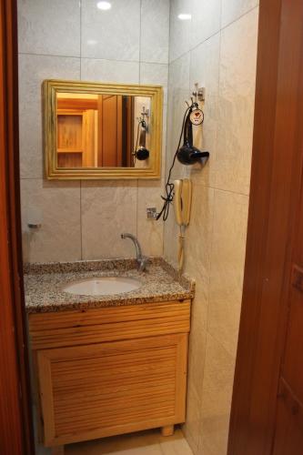 a bathroom with a sink and a mirror at Duran Aga Konagi in Şahinbey