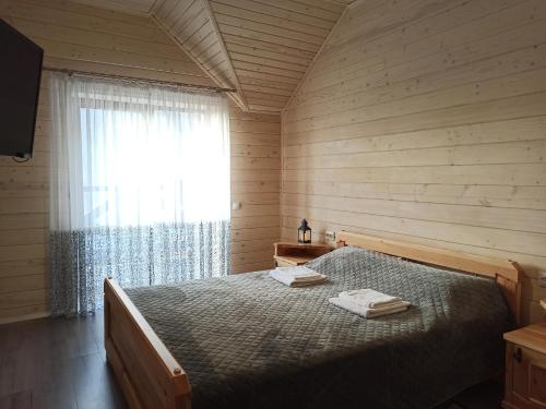 Un pat sau paturi într-o cameră la New 2020 specious cottage DRUZI