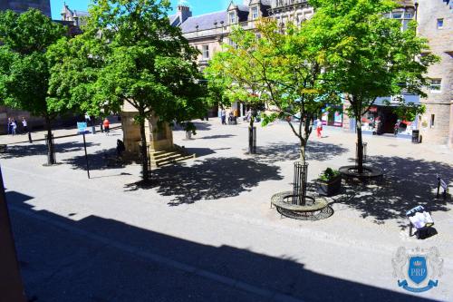 una calle con árboles en una ciudad en Two Bedroom Town Centre Apartment, en Elgin