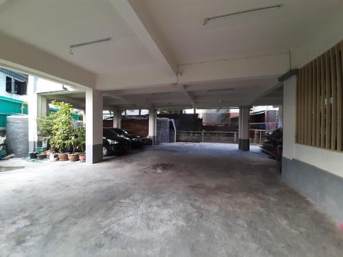 an empty parking lot in a parking garage at Vanlisut Hotel Ngamwongwan in Nonthaburi