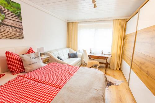 a bedroom with a red and white checkered bed at Bergidyll Top 1 Gartenwohnung in Ramsau am Dachstein