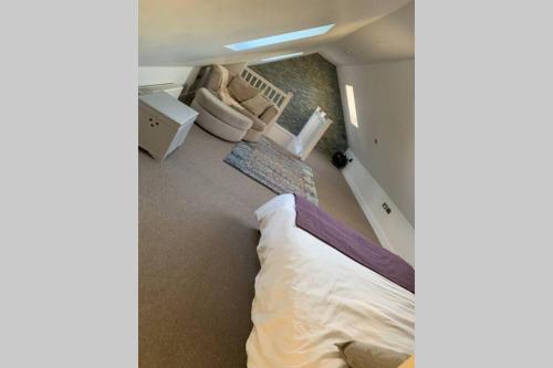 1 dormitorio con 1 cama y 1 sofá en una habitación en The Hideaway - Farm Stay with hottub, pool table and outdoor cinema en Newmilns