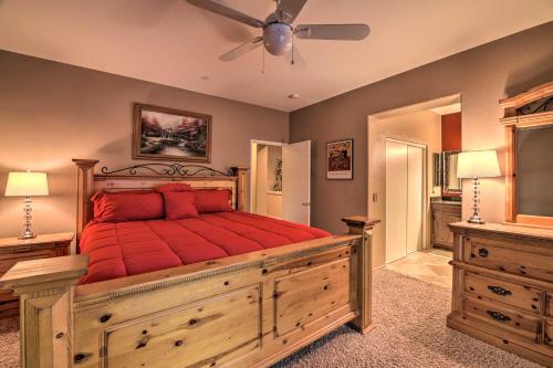 ein Schlafzimmer mit einem großen Holzbett mit roten Kissen in der Unterkunft Gateway Grand Oasis Private Palm Springs Escape! in Palm Springs