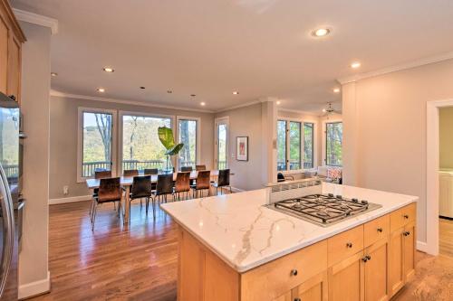 Köök või kööginurk majutusasutuses Luxe Big Canoe Resort Home with 3 Decks and Mtn Views!