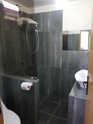 ein schwarzes Bad mit WC und Waschbecken in der Unterkunft Cabana Luna in Jicaral