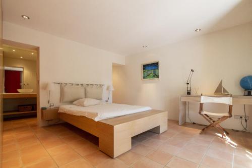 Ένα ή περισσότερα κρεβάτια σε δωμάτιο στο Bormes les Mimosas
