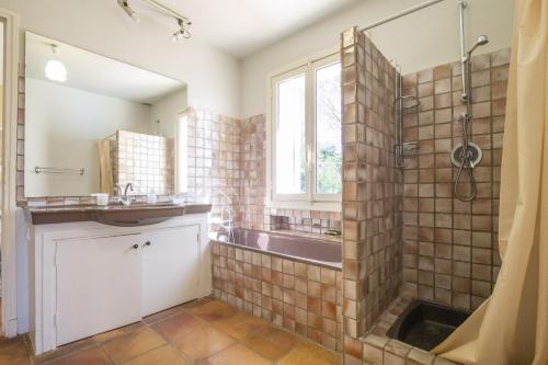une salle de bain avec douche et lavabo dans l'établissement Mouramour, à Grimaud