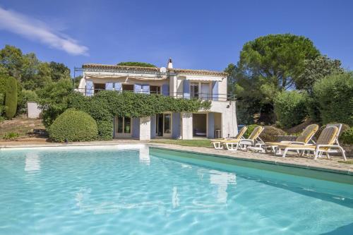 une villa avec piscine devant une maison dans l'établissement Mouramour, à Grimaud